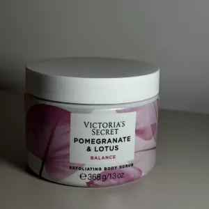 Скраб для тіла Natural Beauty Exfoliating Body Scrub Pomegranate & Lotus