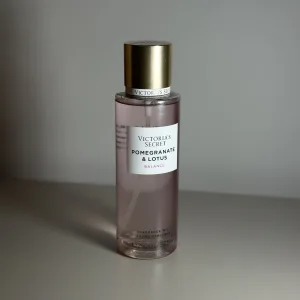 Парфумований спрей Pomegranate & Lotus Victoria's Secret